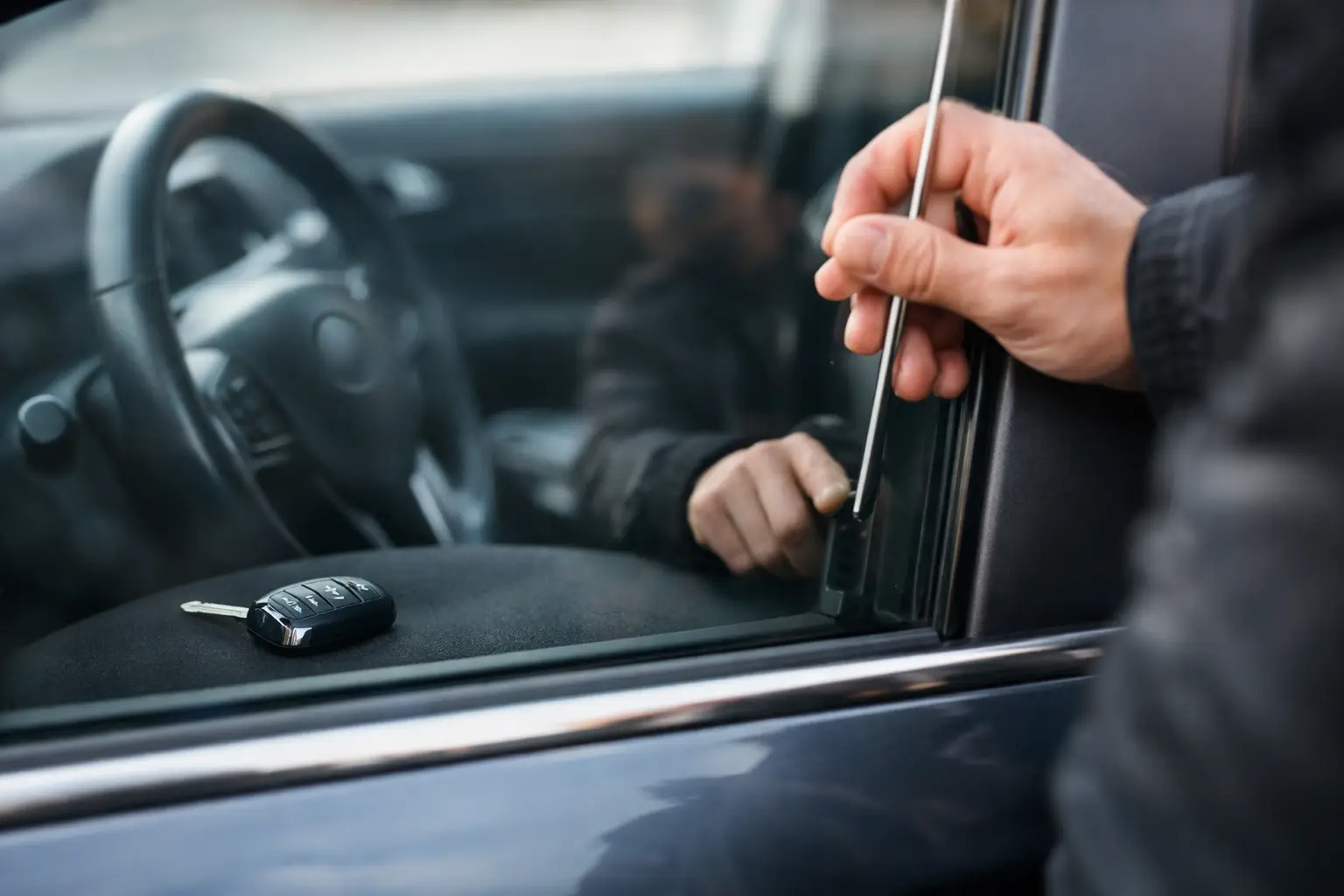 Šta raditi kada auto zaključa ključ unutra
