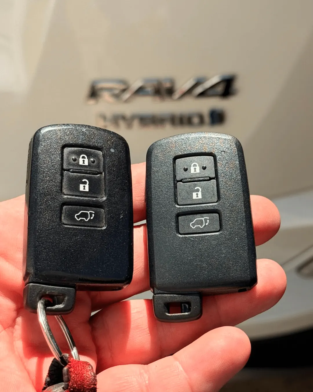 Izrada originalnog rezervnog ključa za Toyota RAV4 Hybrid 2017 - fotografija 4