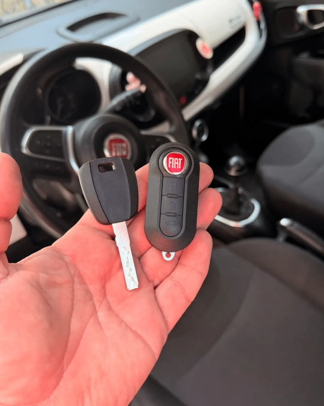 Izrada novih ključeva za Fiat 500L Cross 2019 - otvaranje vozila i izlazak na teren u Beogradu - fotografija 1