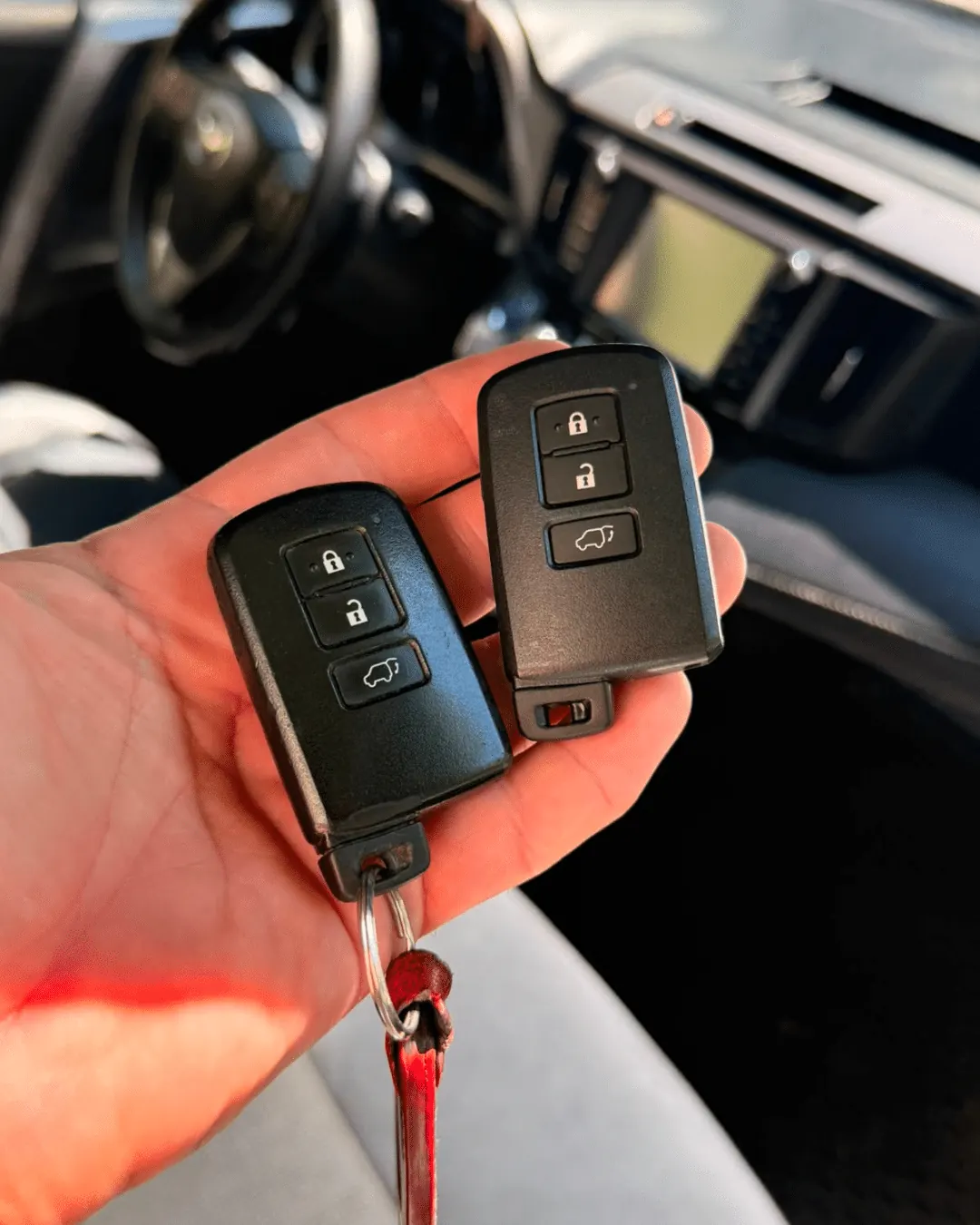 Izrada originalnog rezervnog ključa za Toyota RAV4 Hybrid 2017 - fotografija 5