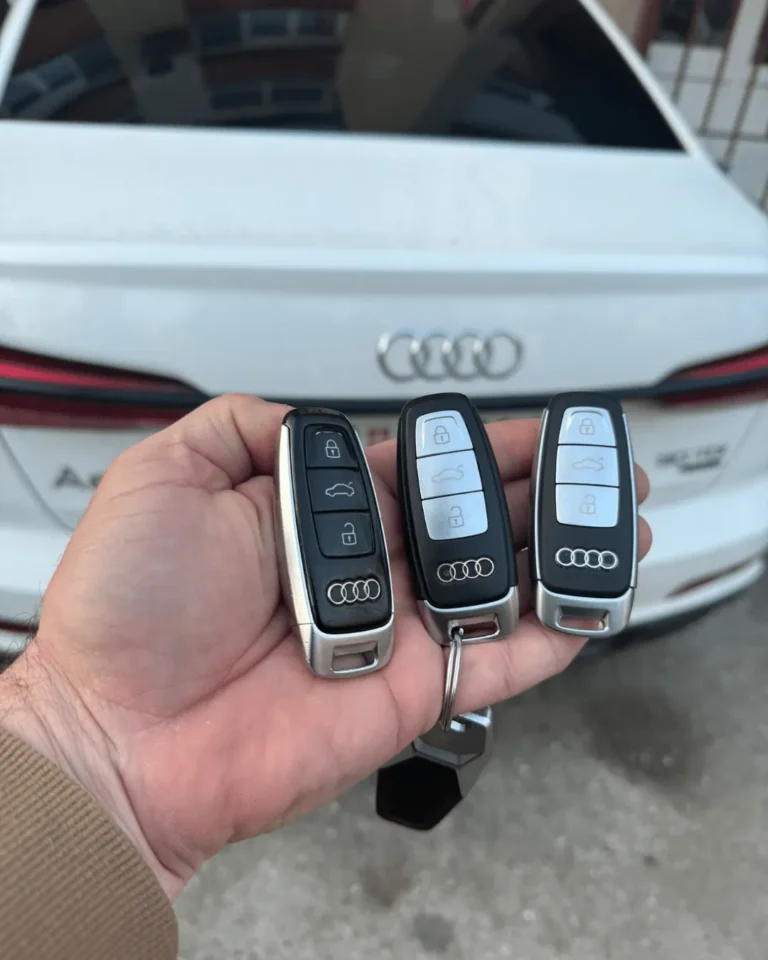 Tri Audi ključa ispred vozila