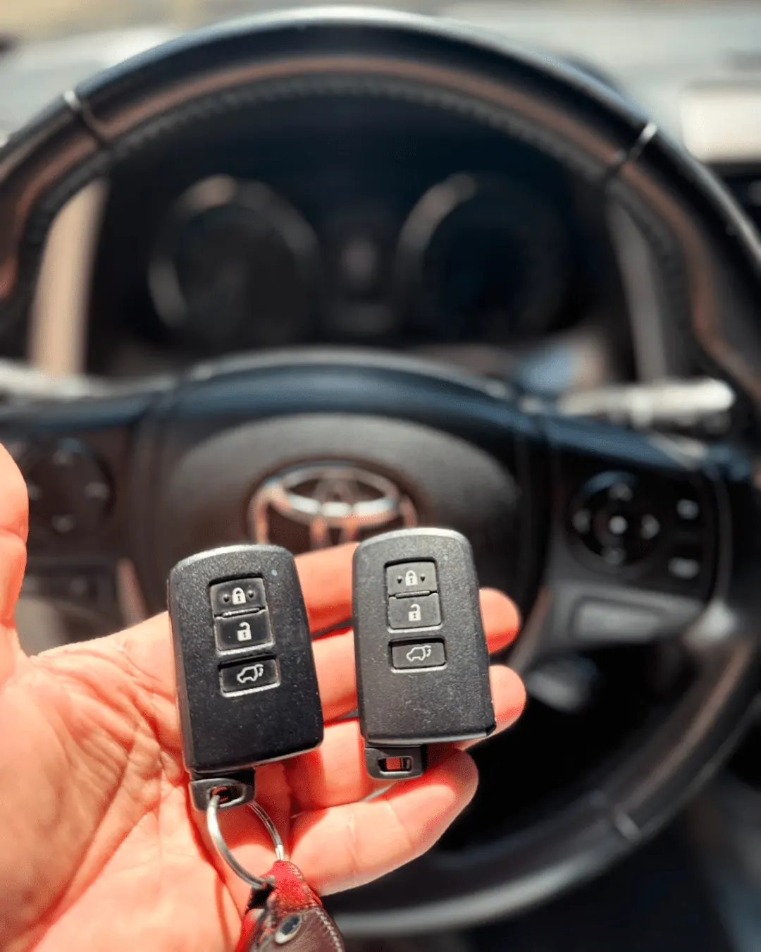 Izrada originalnog rezervnog ključa za Toyota RAV4 Hybrid 2017 - fotografija 2