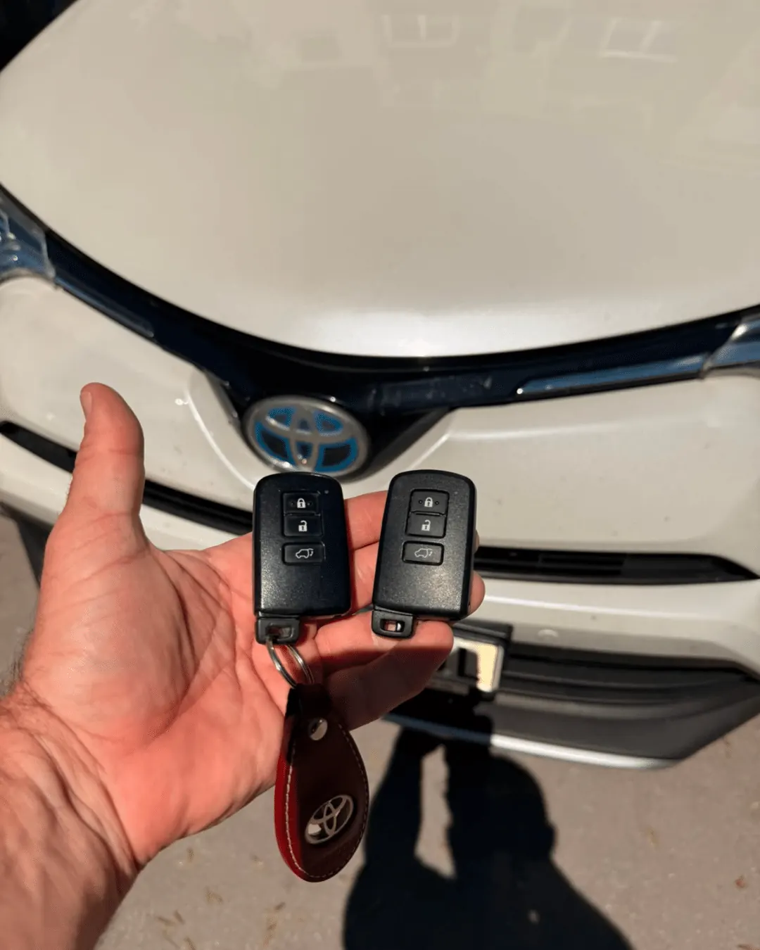 Izrada originalnog rezervnog ključa za Toyota RAV4 Hybrid 2017 - fotografija 3