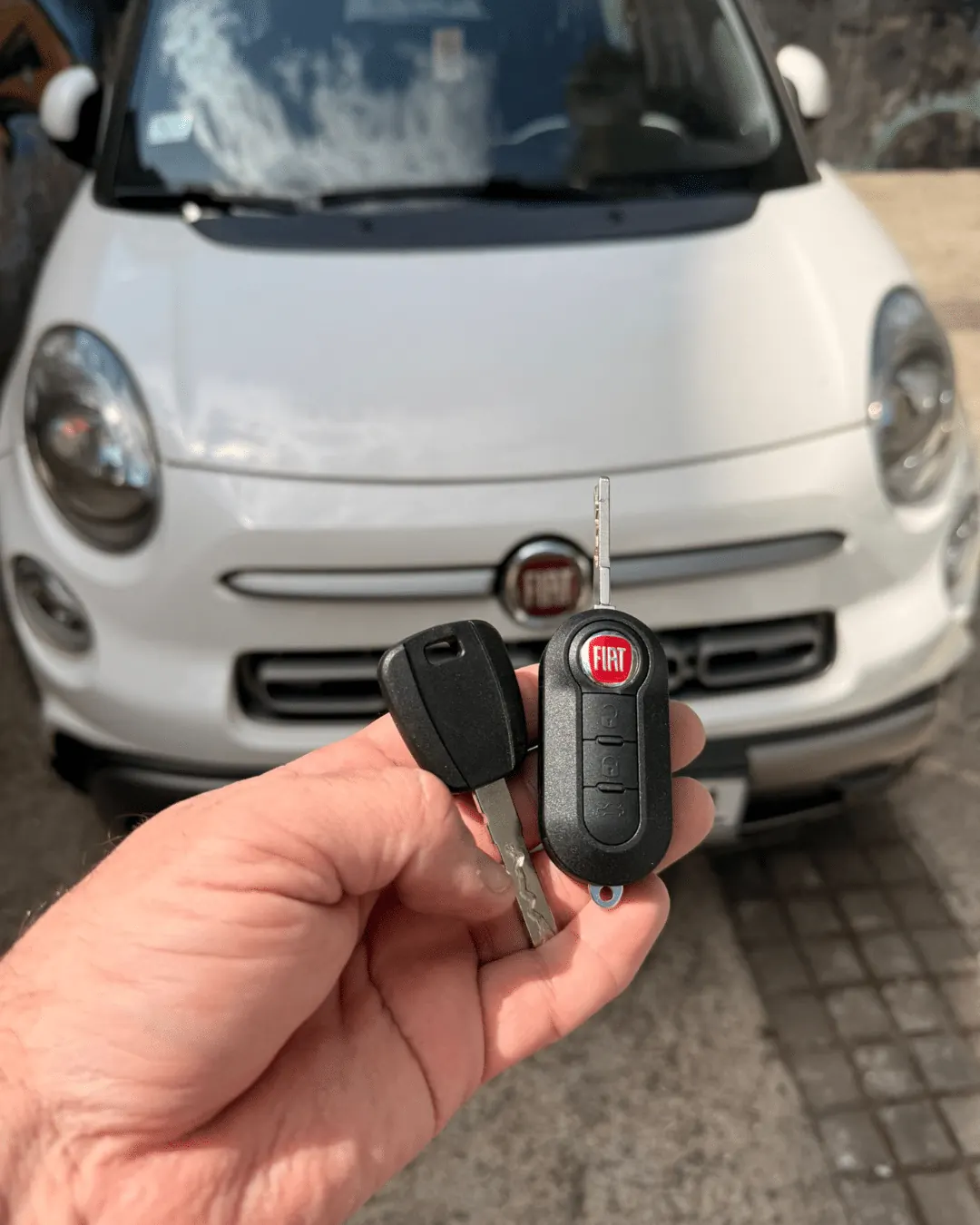 Izrada novih ključeva za Fiat 500L Cross 2019 - otvaranje vozila i izlazak na teren u Beogradu - fotografija 2