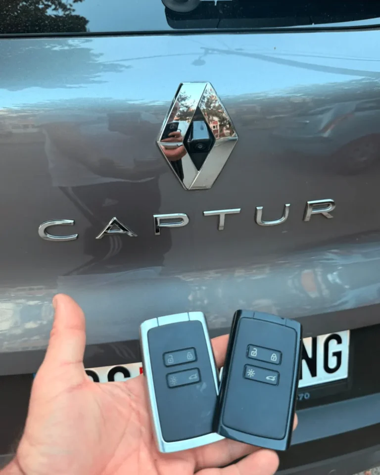Dve Renault Captur kartice ispred vozila