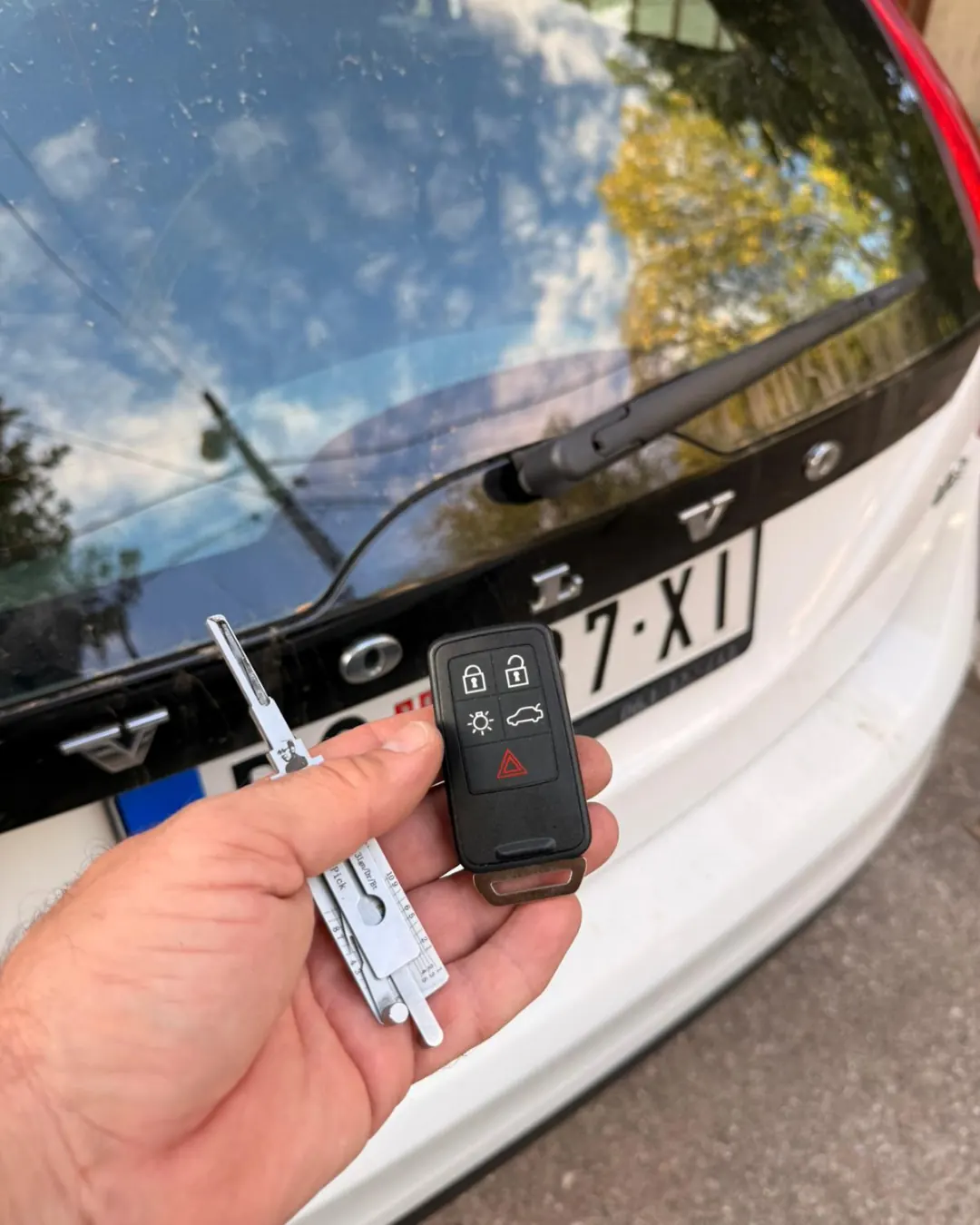 Izrada ključeva za Volvo V60 - svi ključevi izgubljeni - fotografija 1
