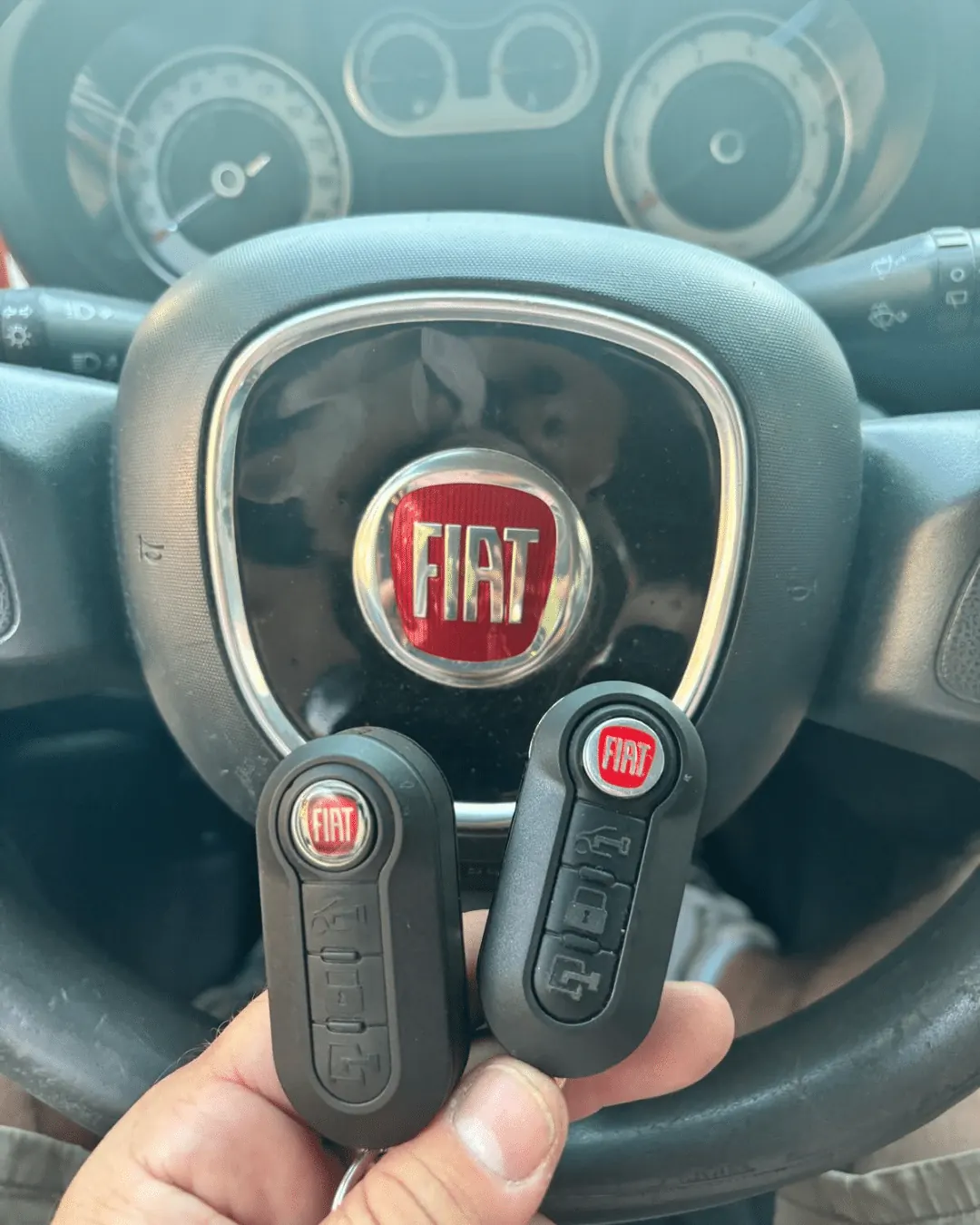 Fiat 500L ključ - izrada rezervnog ključa, programiranje i kodiranje ključeva za Fiat vozila - fotografija 1
