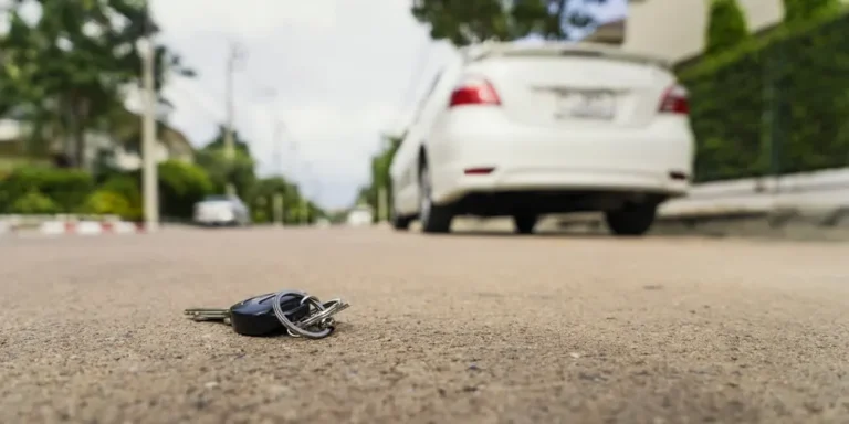 Ključevi automobila izgubljeni na asfaltu