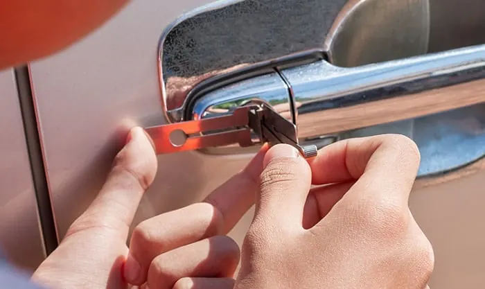 Otvaranje brave vrata automobila bez ključa